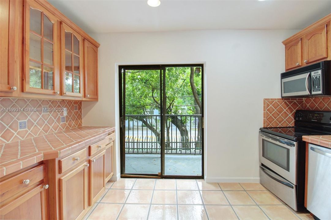 For Sale: $740,000 (2 beds, 1 baths, 988 Square Feet)