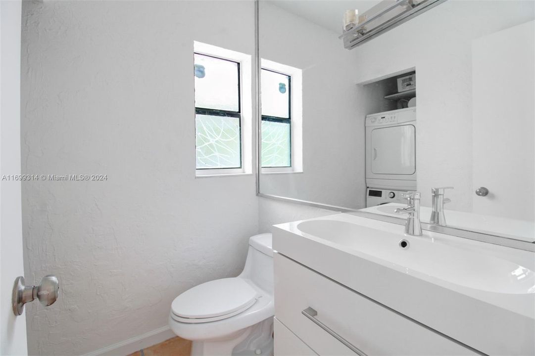 For Sale: $740,000 (2 beds, 1 baths, 988 Square Feet)