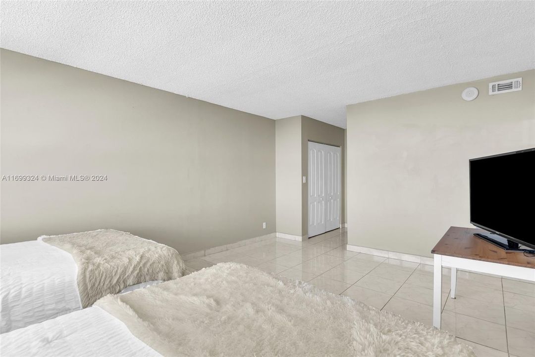 For Sale: $359,000 (1 beds, 1 baths, 950 Square Feet)