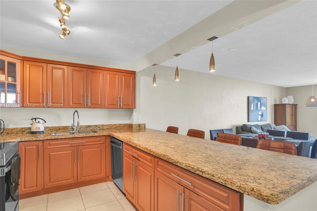 For Sale: $359,000 (1 beds, 1 baths, 950 Square Feet)