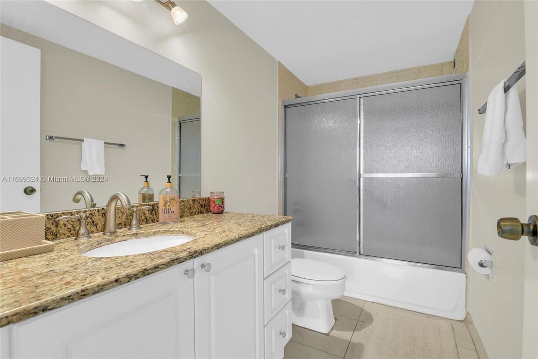 For Sale: $359,000 (1 beds, 1 baths, 950 Square Feet)