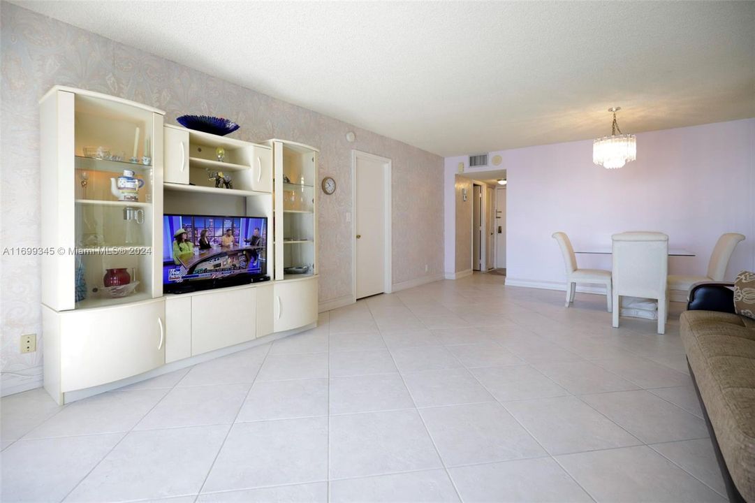 For Sale: $325,000 (1 beds, 1 baths, 900 Square Feet)