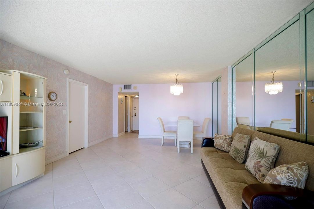 For Sale: $325,000 (1 beds, 1 baths, 900 Square Feet)