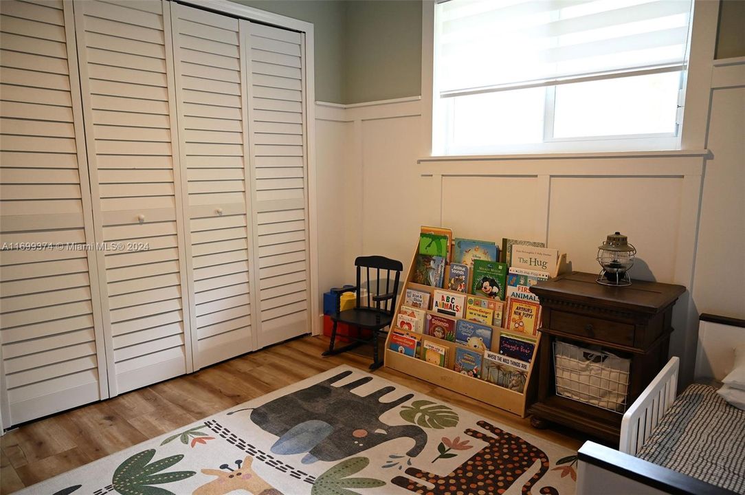 3rd bedroom - double door closet