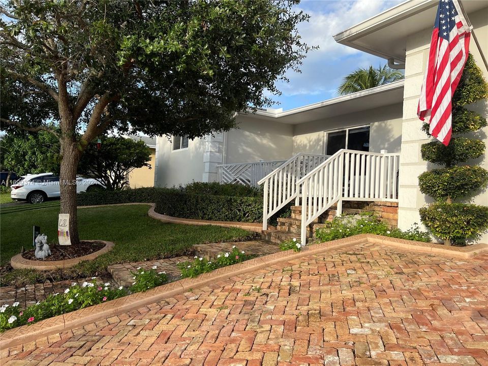 Nice entry way to the home.