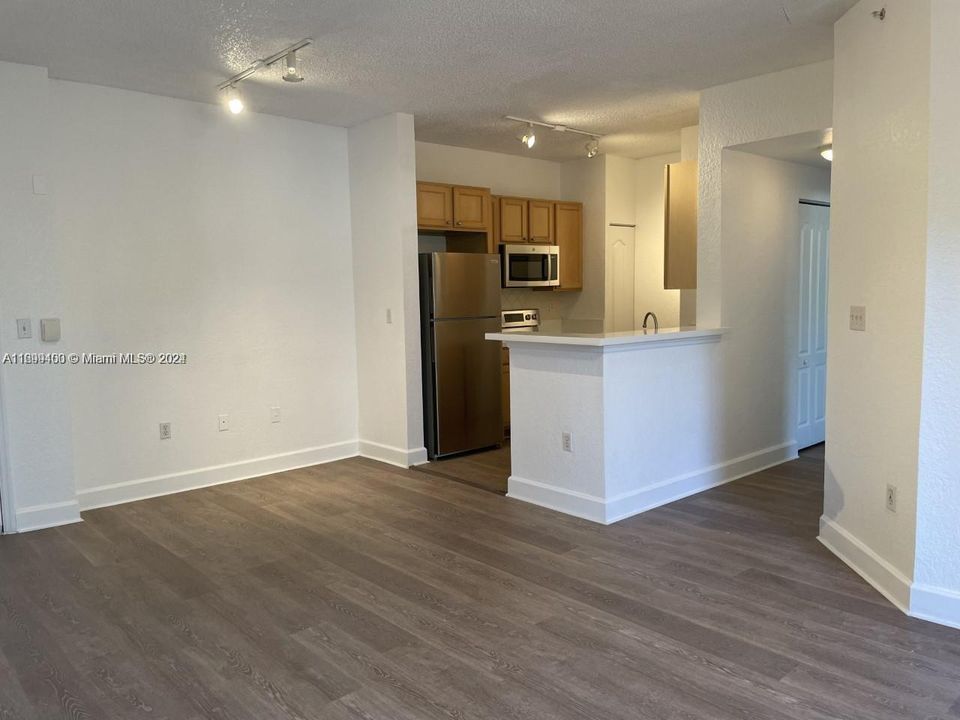 For Rent: $2,525 (2 beds, 1 baths, 842 Square Feet)