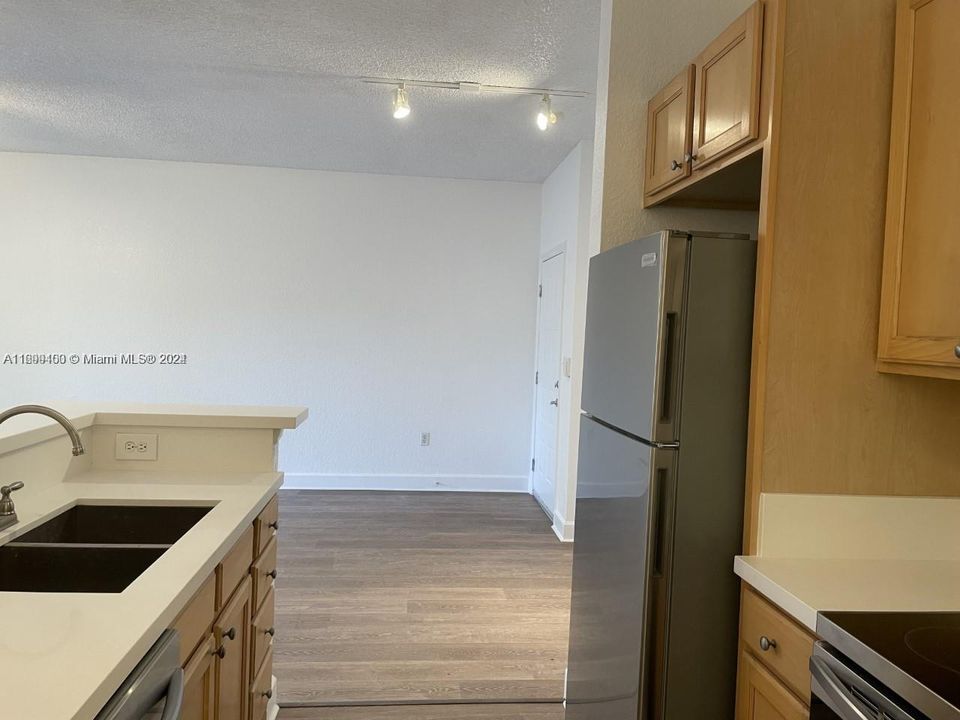 For Rent: $2,525 (2 beds, 1 baths, 842 Square Feet)