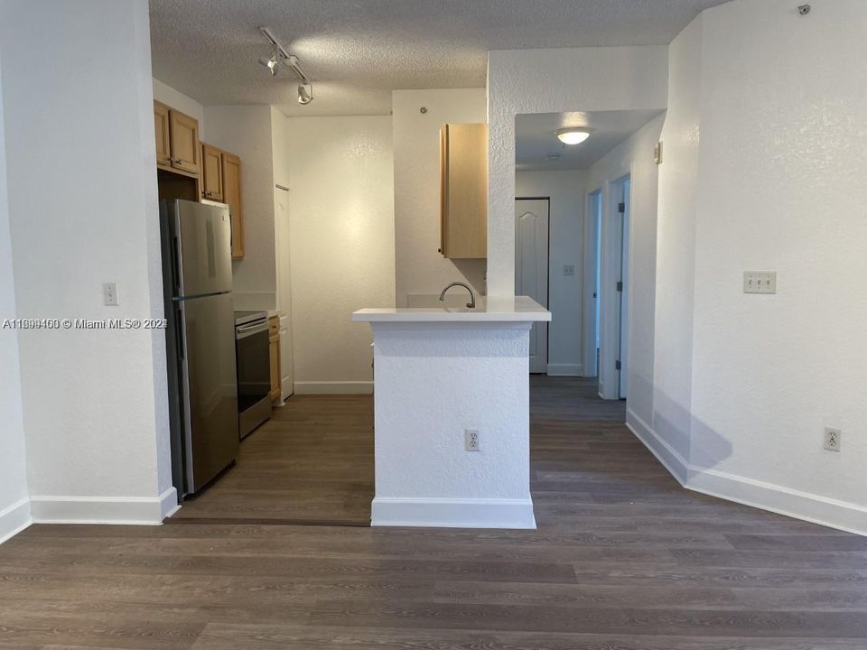 For Rent: $2,525 (2 beds, 1 baths, 842 Square Feet)