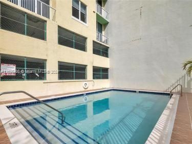 For Rent: $2,250 (1 beds, 1 baths, 783 Square Feet)