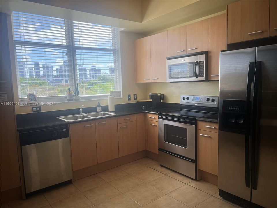 For Rent: $2,250 (1 beds, 1 baths, 783 Square Feet)