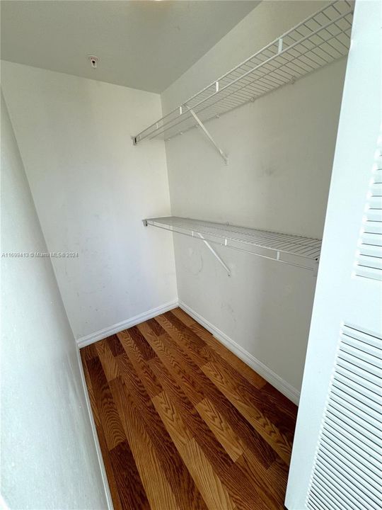 Third bedroom walking-closet