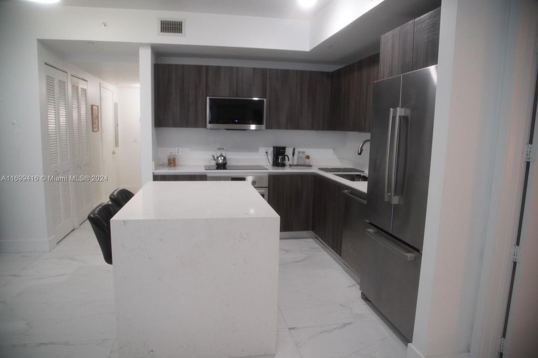 For Rent: $4,200 (1 beds, 1 baths, 766 Square Feet)