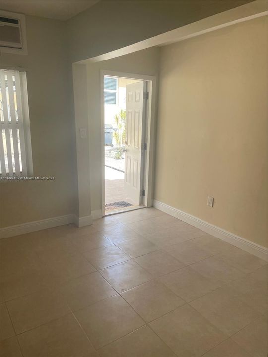 For Rent: $1,600 (2 beds, 1 baths, 4281 Square Feet)