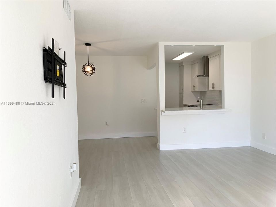 For Rent: $2,350 (2 beds, 2 baths, 754 Square Feet)