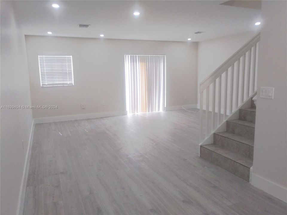 For Rent: $2,900 (3 beds, 2 baths, 1277 Square Feet)