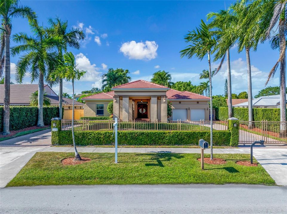 For Sale: $2,295,000 (4 beds, 3 baths, 3704 Square Feet)