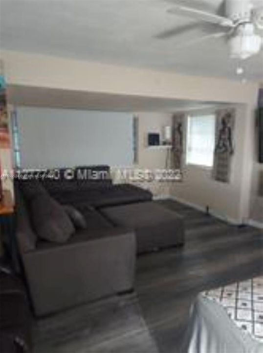 For Rent: $2,300 (2 beds, 1 baths, 967 Square Feet)