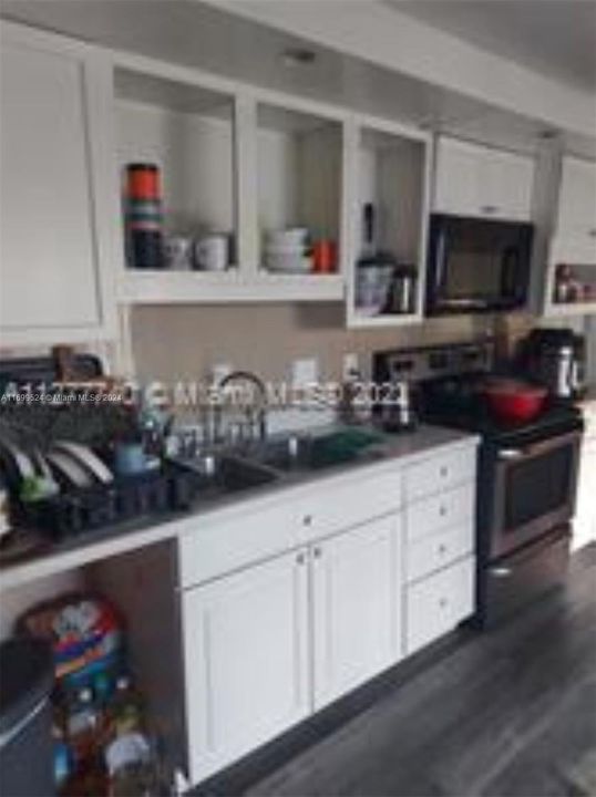 For Rent: $2,300 (2 beds, 1 baths, 967 Square Feet)