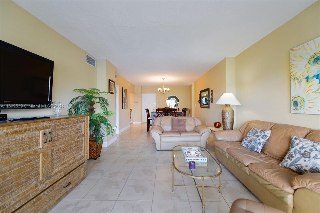 For Sale: $360,000 (1 beds, 1 baths, 870 Square Feet)