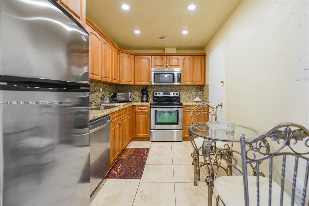 For Sale: $360,000 (1 beds, 1 baths, 870 Square Feet)