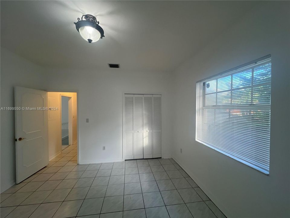 For Rent: $3,300 (2 beds, 1 baths, 1400 Square Feet)