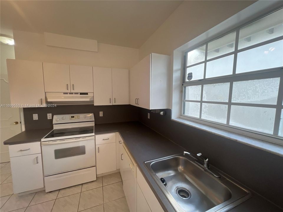 For Rent: $3,300 (2 beds, 1 baths, 1400 Square Feet)