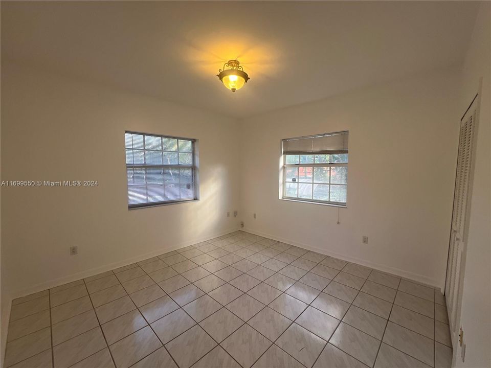 For Rent: $3,300 (2 beds, 1 baths, 1400 Square Feet)