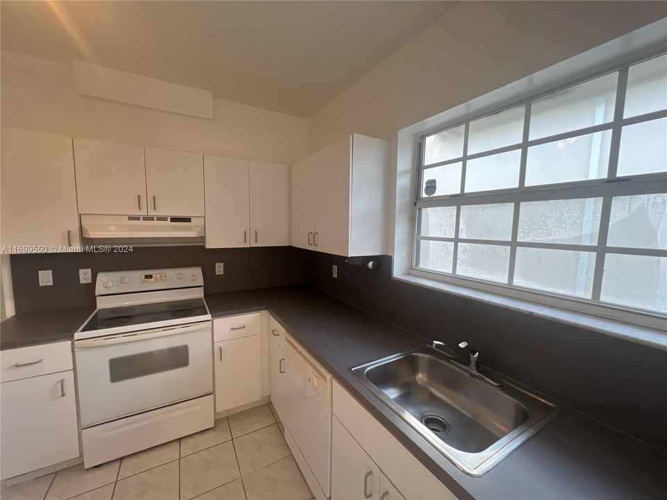 For Rent: $3,300 (2 beds, 1 baths, 1400 Square Feet)