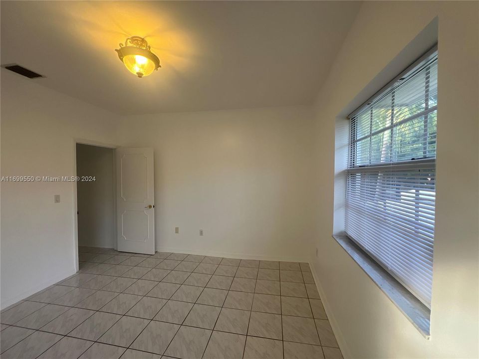 For Rent: $3,300 (2 beds, 1 baths, 1400 Square Feet)