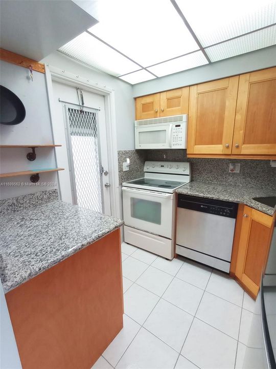 For Sale: $185,000 (1 beds, 1 baths, 700 Square Feet)