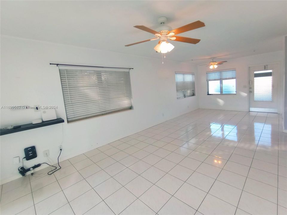 For Sale: $185,000 (1 beds, 1 baths, 700 Square Feet)