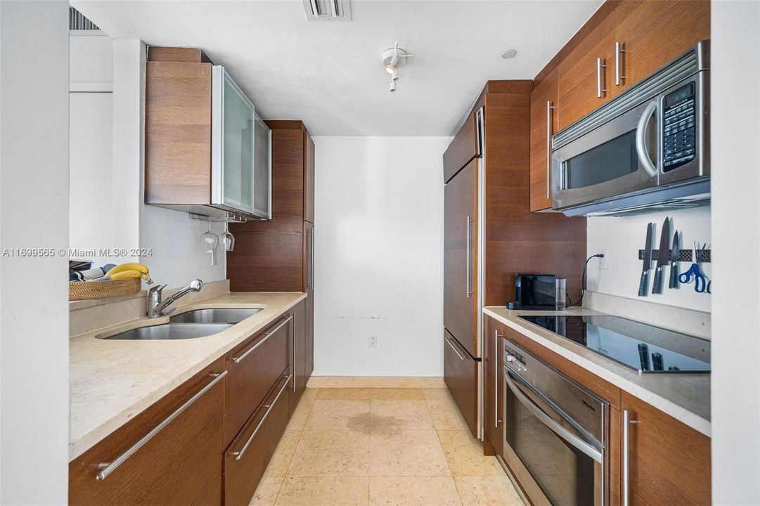 For Rent: $5,500 (1 beds, 1 baths, 851 Square Feet)