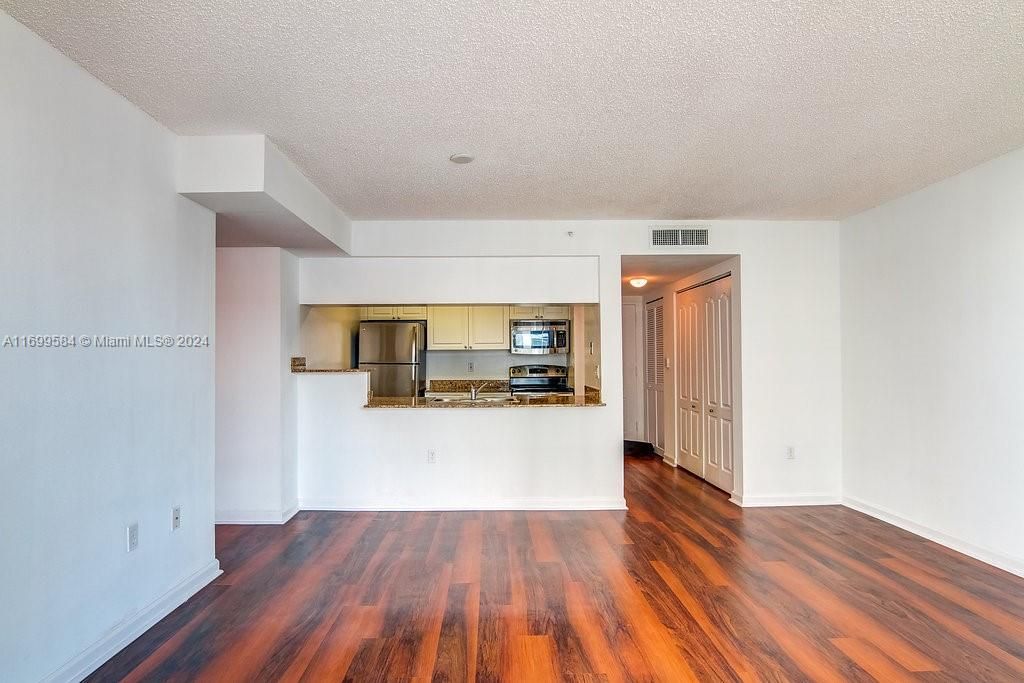 For Rent: $2,671 (1 beds, 1 baths, 860 Square Feet)