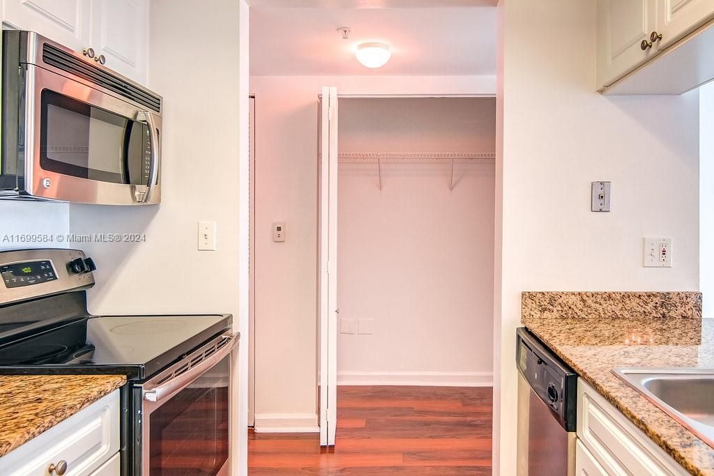 For Rent: $2,671 (1 beds, 1 baths, 860 Square Feet)