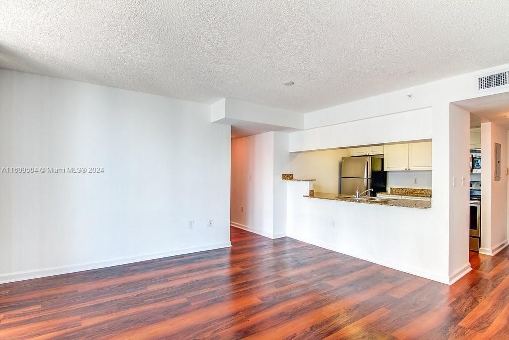 For Rent: $2,671 (1 beds, 1 baths, 860 Square Feet)