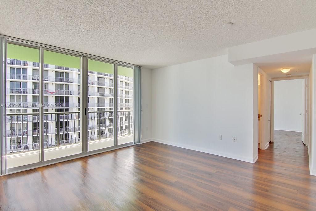 For Rent: $2,671 (1 beds, 1 baths, 860 Square Feet)