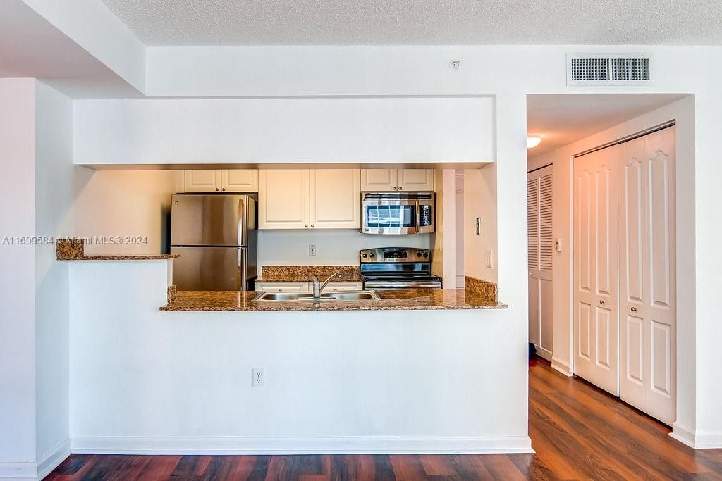 For Rent: $2,671 (1 beds, 1 baths, 860 Square Feet)