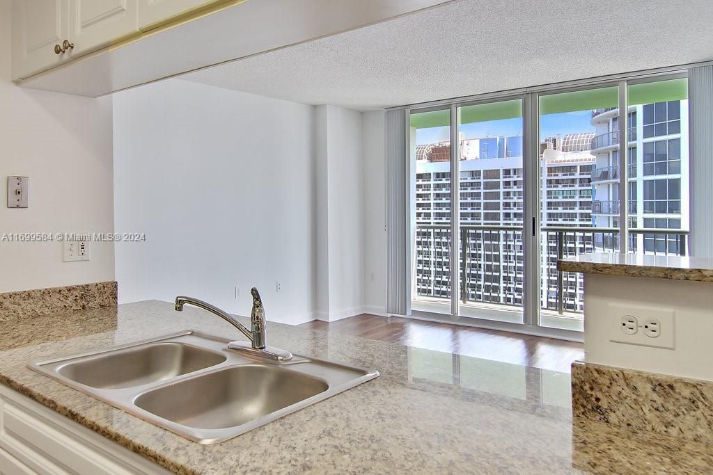 For Rent: $2,671 (1 beds, 1 baths, 860 Square Feet)