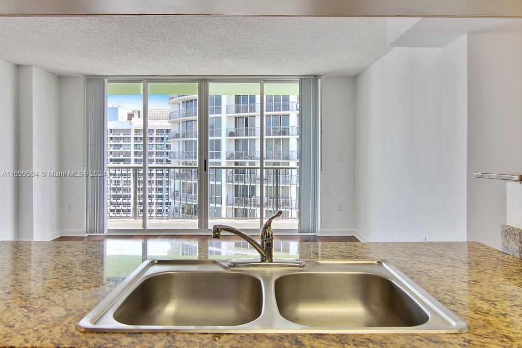 For Rent: $2,671 (1 beds, 1 baths, 860 Square Feet)