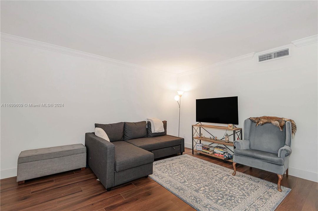 For Sale: $385,000 (2 beds, 1 baths, 664 Square Feet)