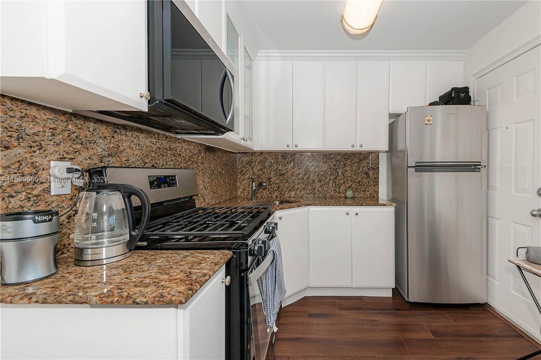 For Sale: $385,000 (2 beds, 1 baths, 664 Square Feet)