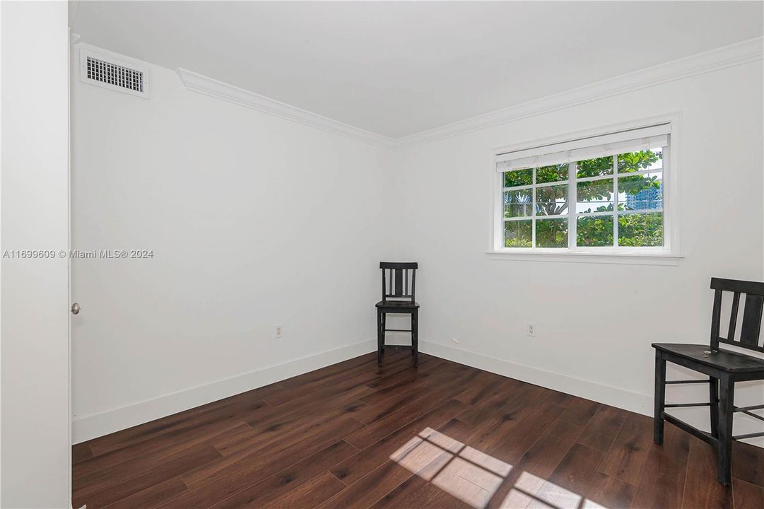 For Sale: $385,000 (2 beds, 1 baths, 664 Square Feet)