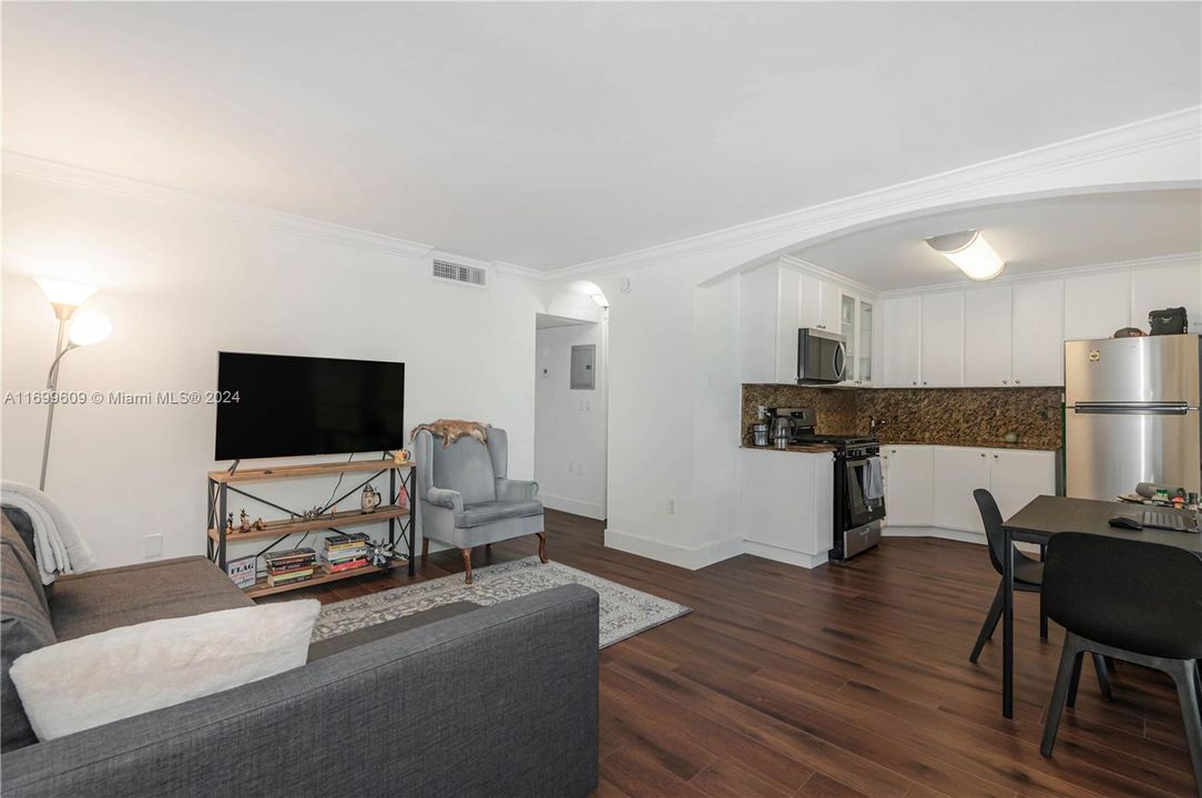 For Sale: $385,000 (2 beds, 1 baths, 664 Square Feet)