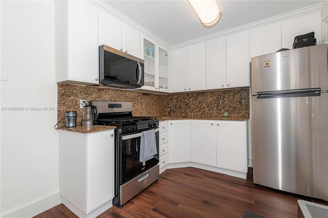 For Sale: $385,000 (2 beds, 1 baths, 664 Square Feet)