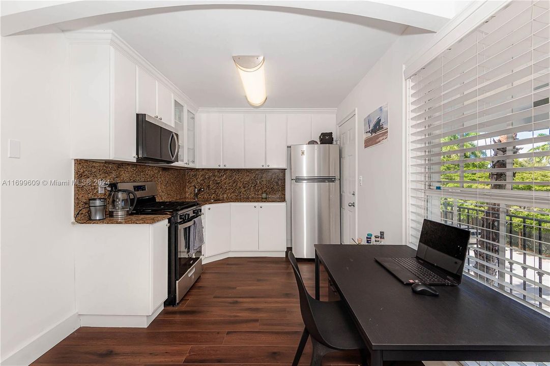 For Sale: $385,000 (2 beds, 1 baths, 664 Square Feet)