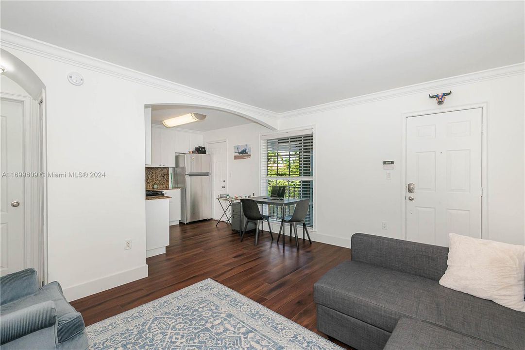 For Sale: $385,000 (2 beds, 1 baths, 664 Square Feet)