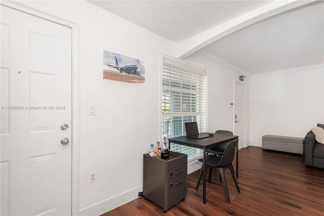 For Sale: $385,000 (2 beds, 1 baths, 664 Square Feet)