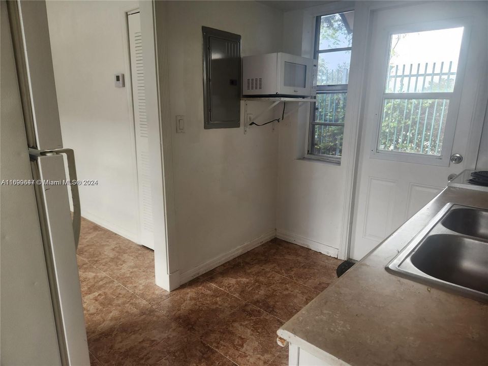 For Rent: $1,950 (1 beds, 1 baths, 1344 Square Feet)