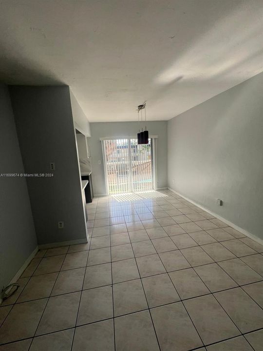 For Rent: $2,100 (2 beds, 1 baths, 832 Square Feet)