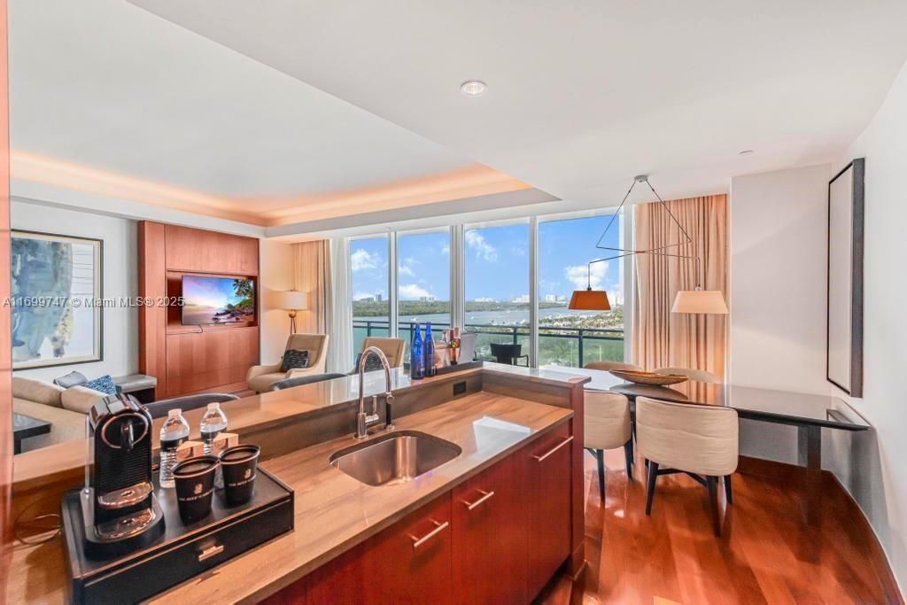 For Sale: $2,350,000 (1 beds, 1 baths, 1147 Square Feet)